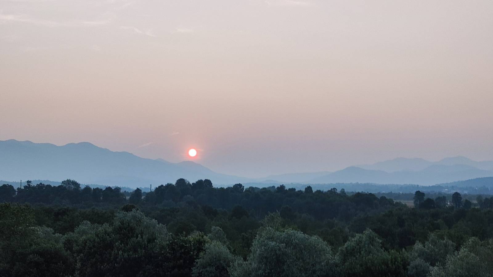 Postojna, meglenkasto nebo