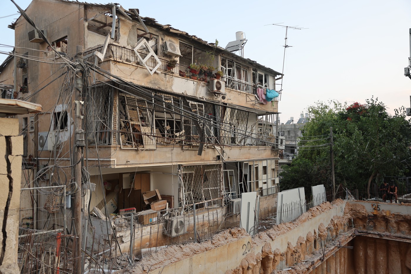 Poškodovana stavba v Izraelu