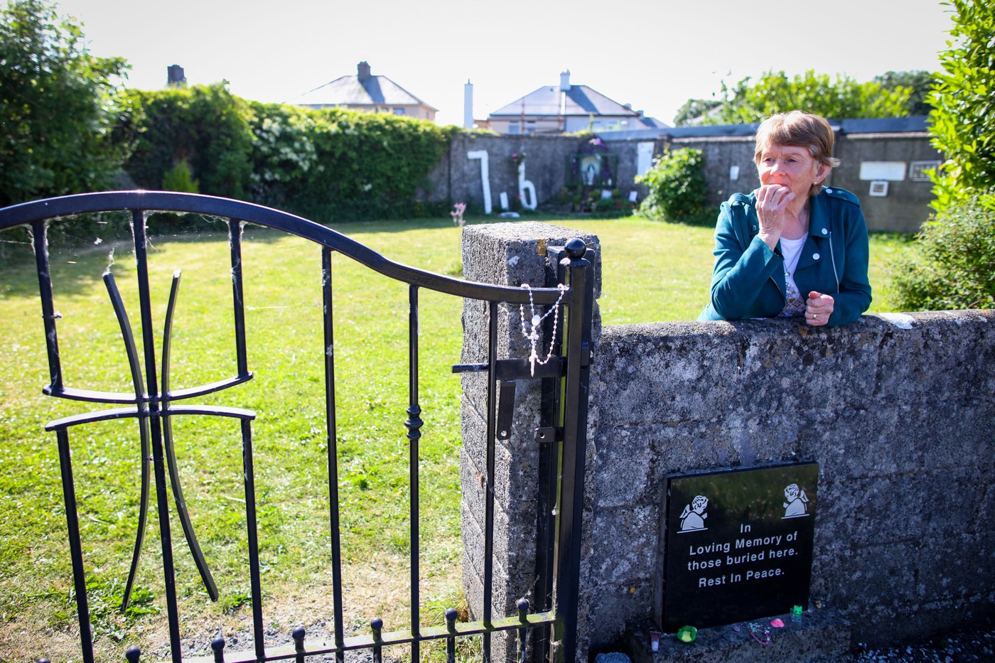 Zgodovinarka Catherine Corless na kraju, kjer naj bi pokopali skoraj 800 dojenčkov.