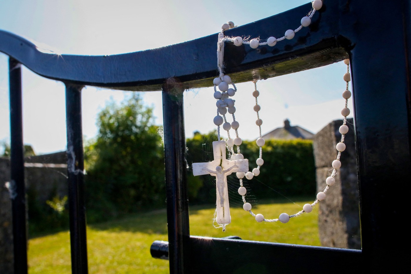 Dom za matere in dojenčke na Irskem, kjer naj bi bilo pokopanih 800 dojenčkov.