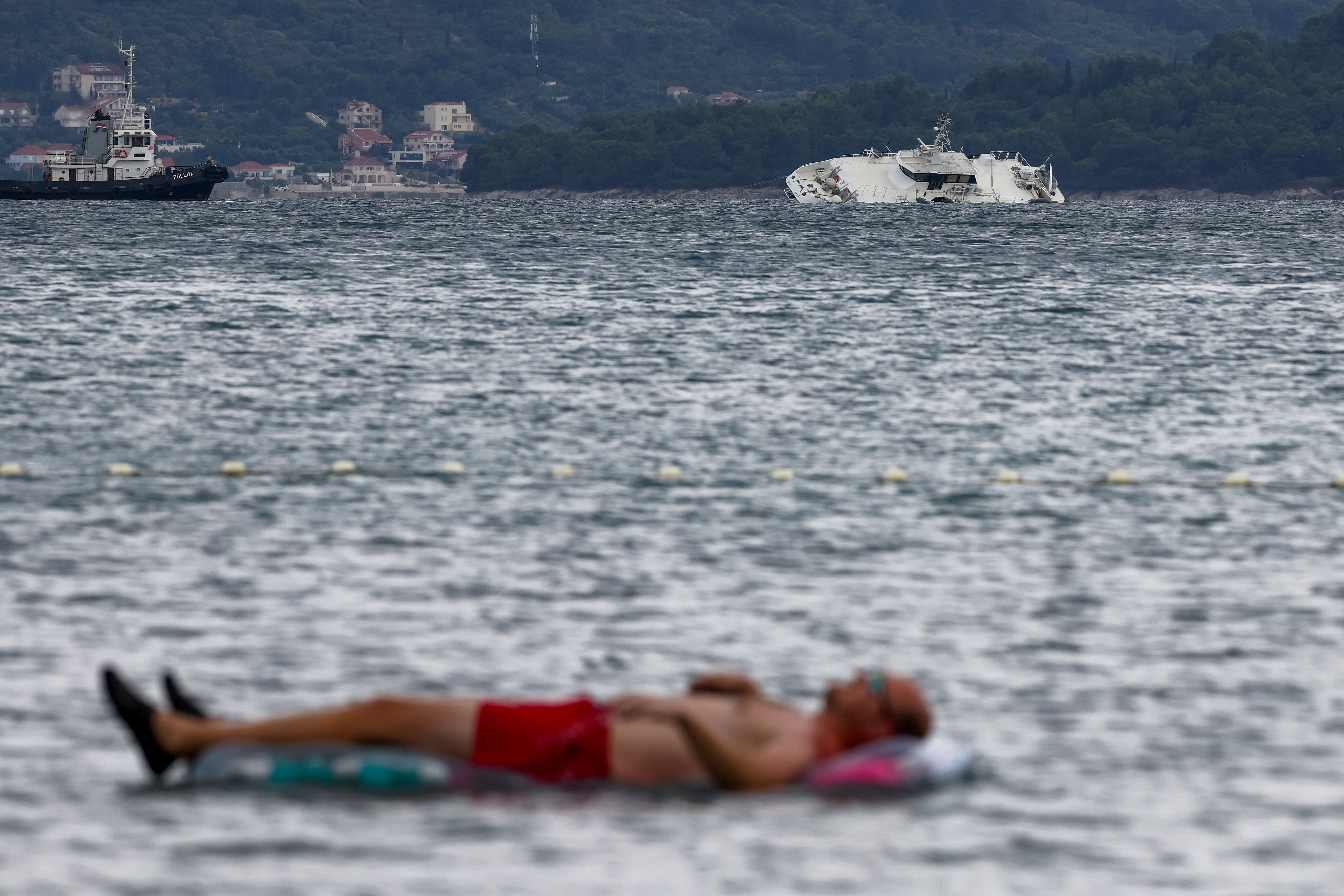 Katamaran Melita čaka na izvlek v Zadarskem kanalu.