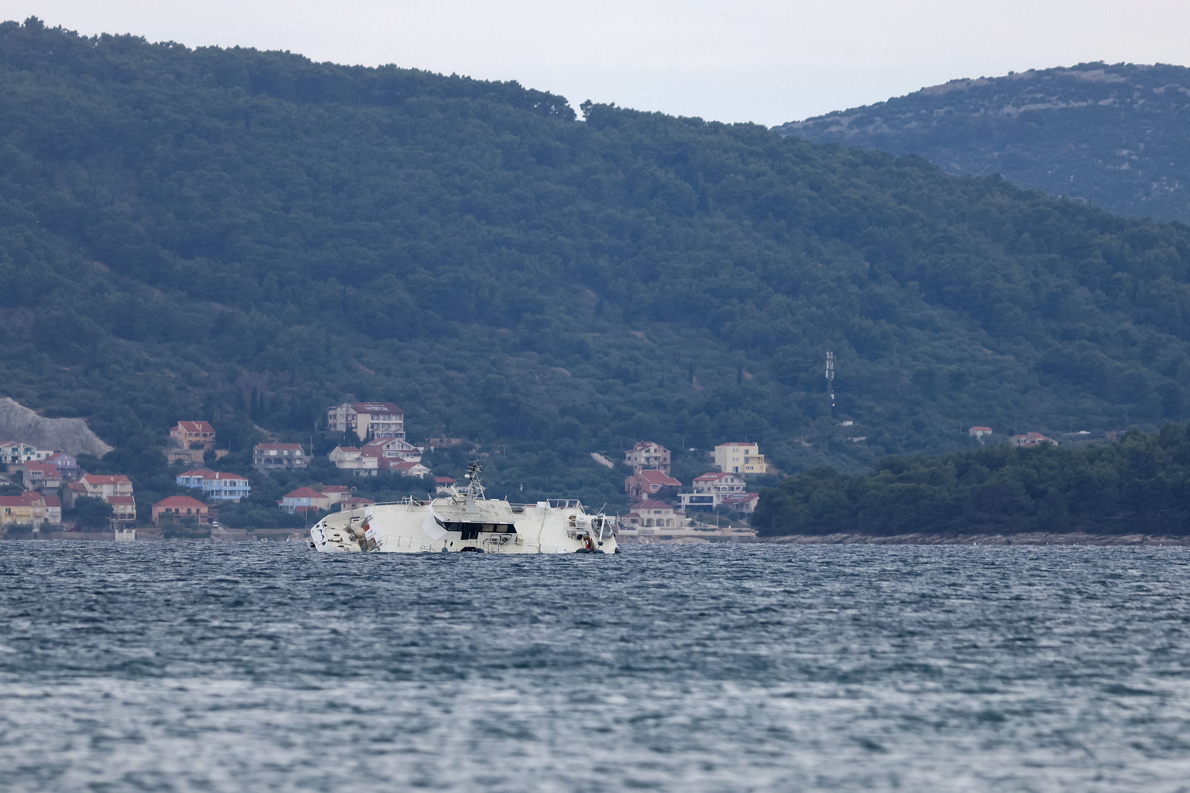 Katamaran Melita čaka na izvlek v Zadarskem kanalu.