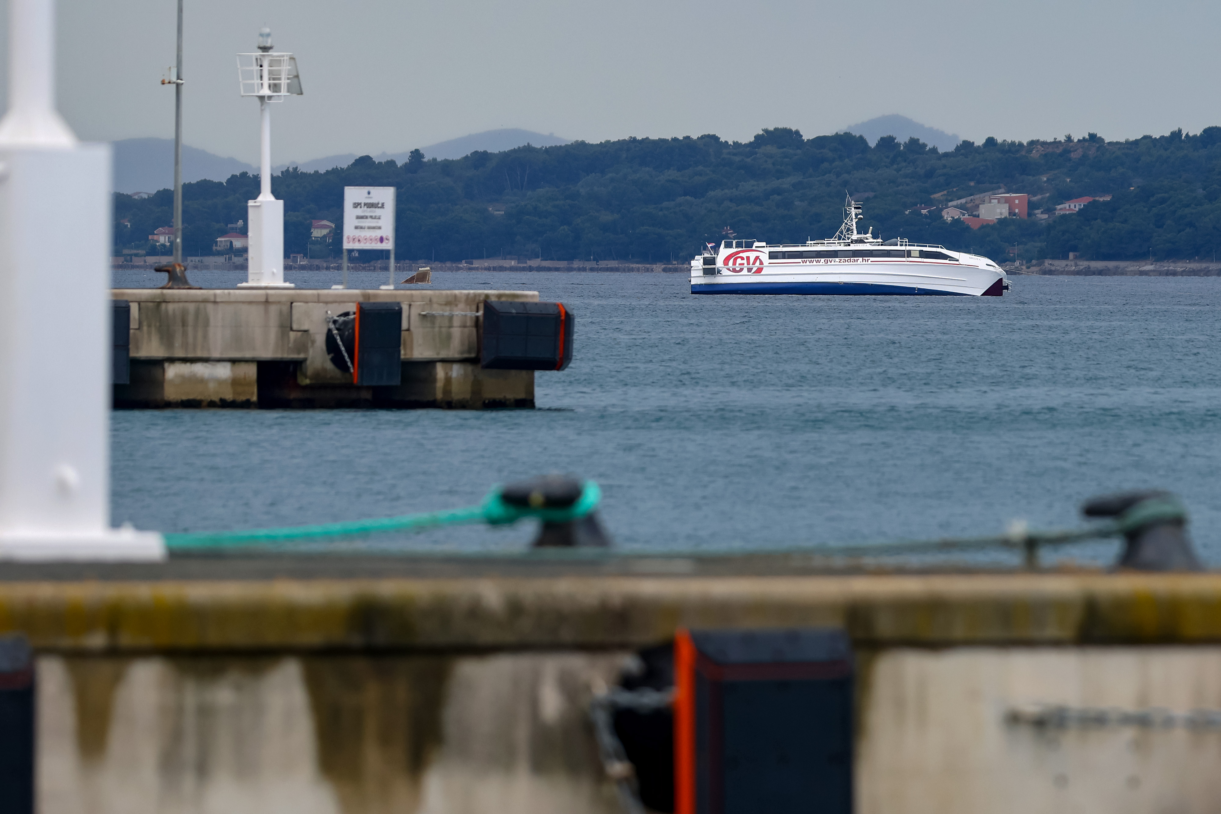 Katamaran Melita čaka na izvlek v Zadarskem kanalu.