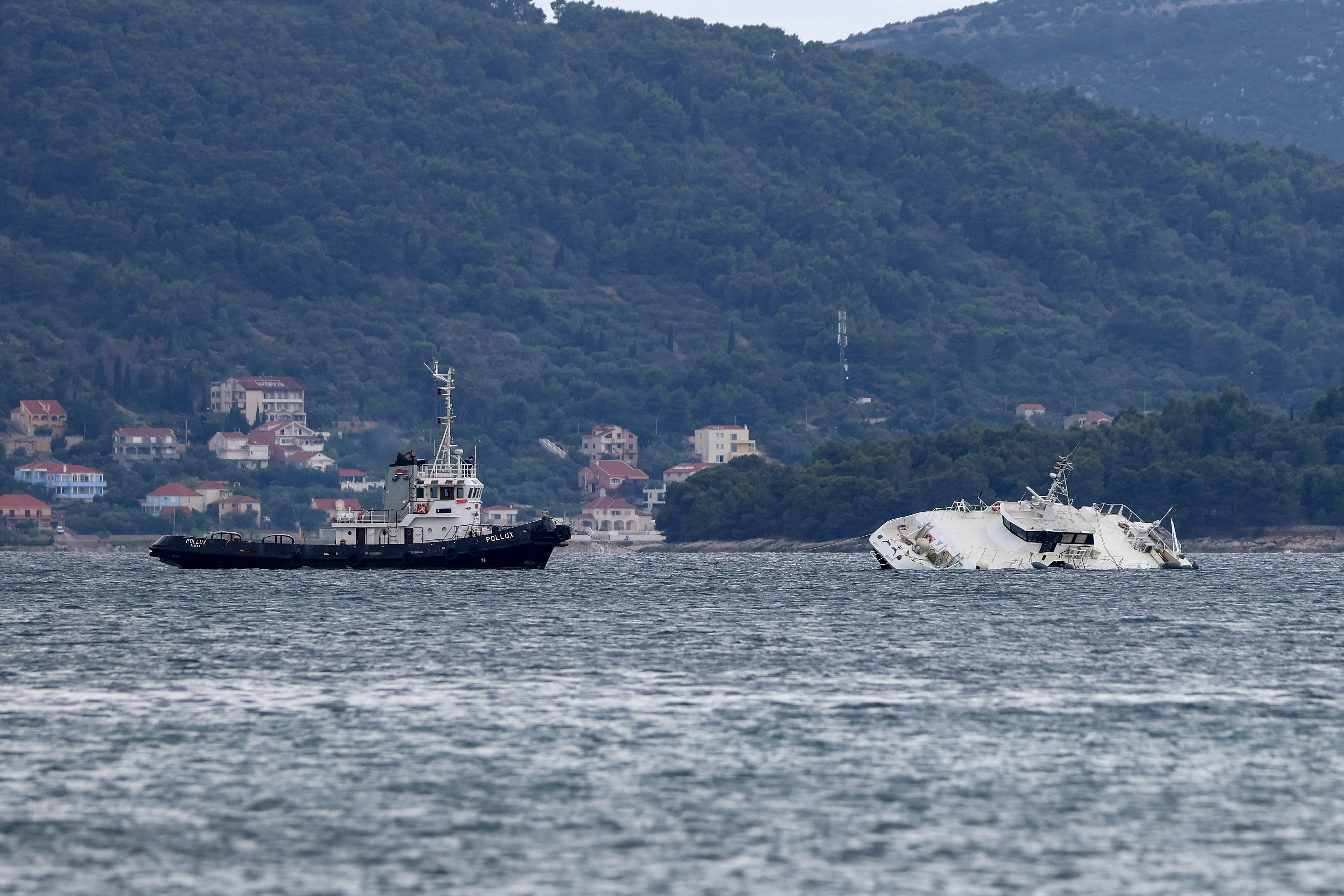 Katamaran Melita čaka na izvlek v Zadarskem kanalu.
