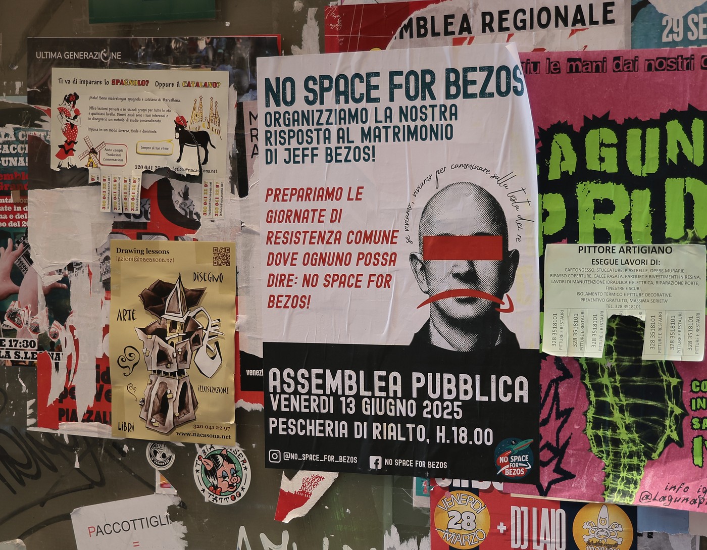 Plakati proti poroki Bezosa v Benetkah