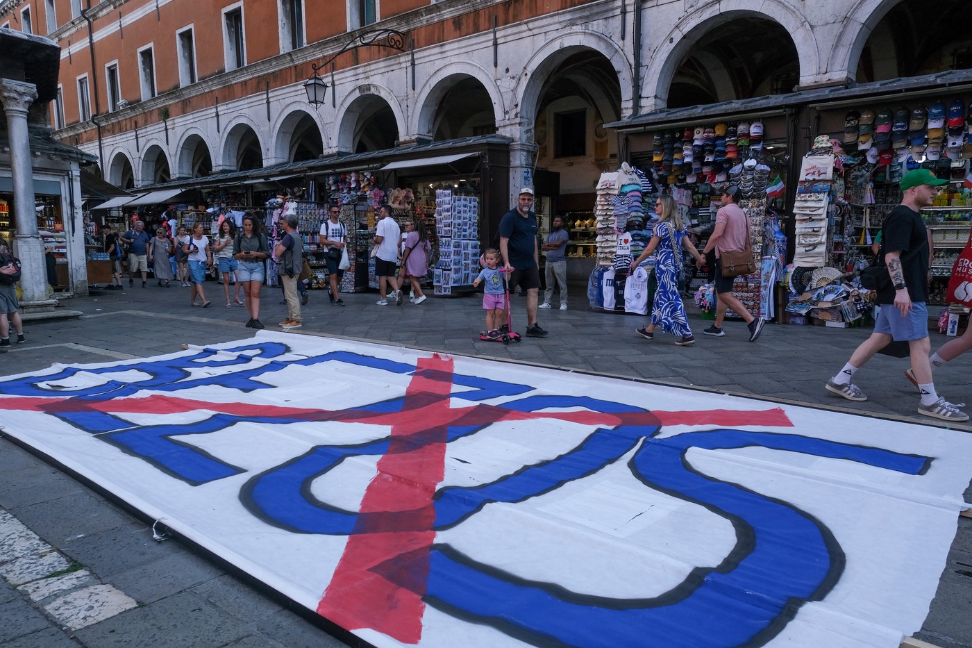 Protest proti poroki Bezosa v Benetkah
