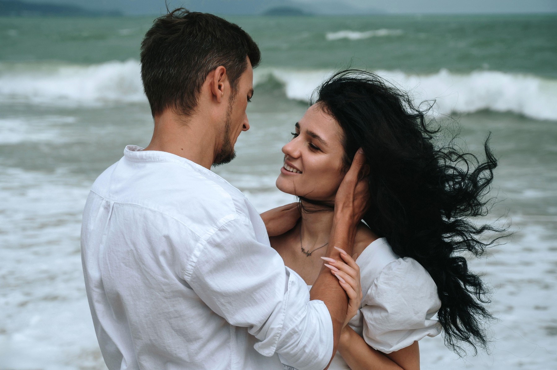 srečen par poleti na morju