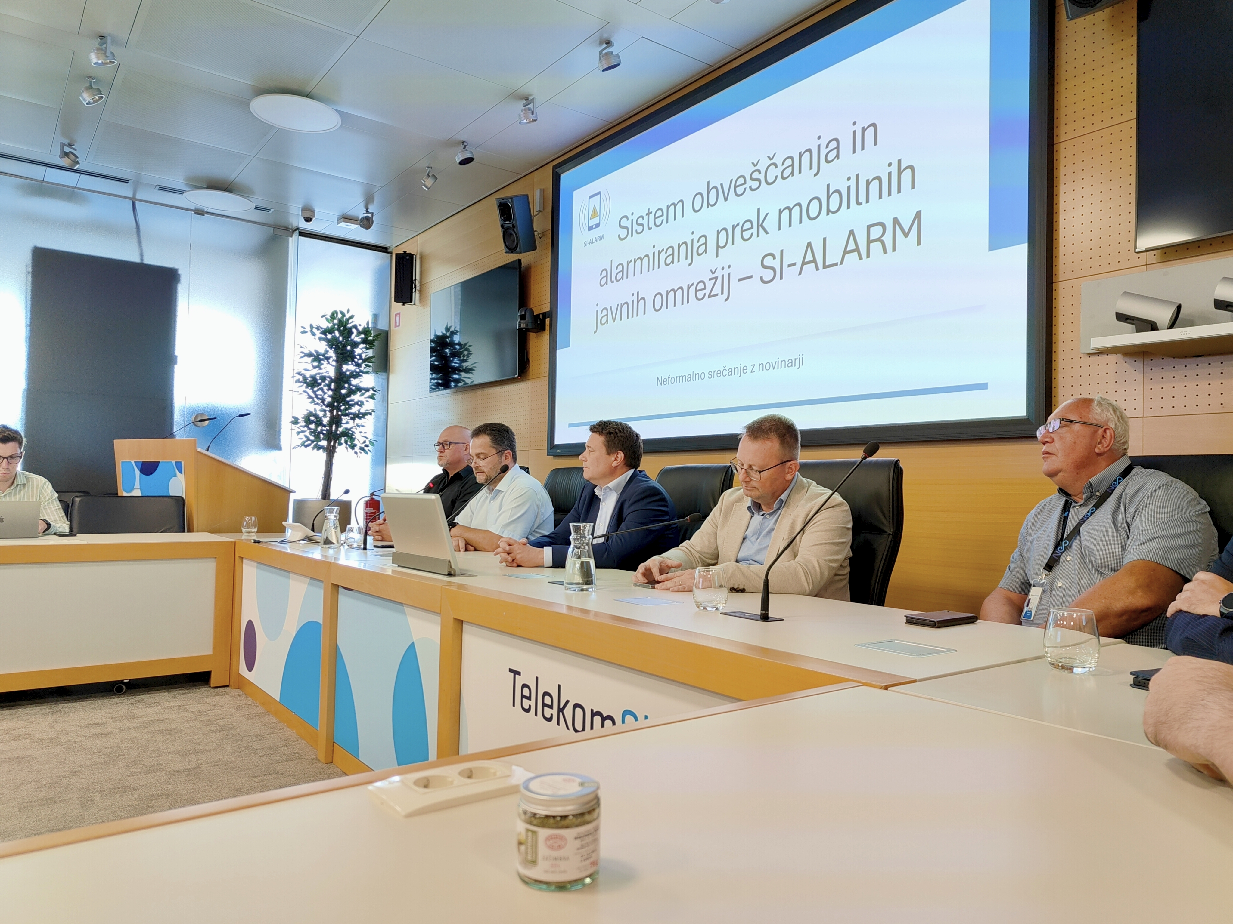 Predstavniki URSZR, ministrstva za digitalno preobrazbo in Telekoma Slovenije