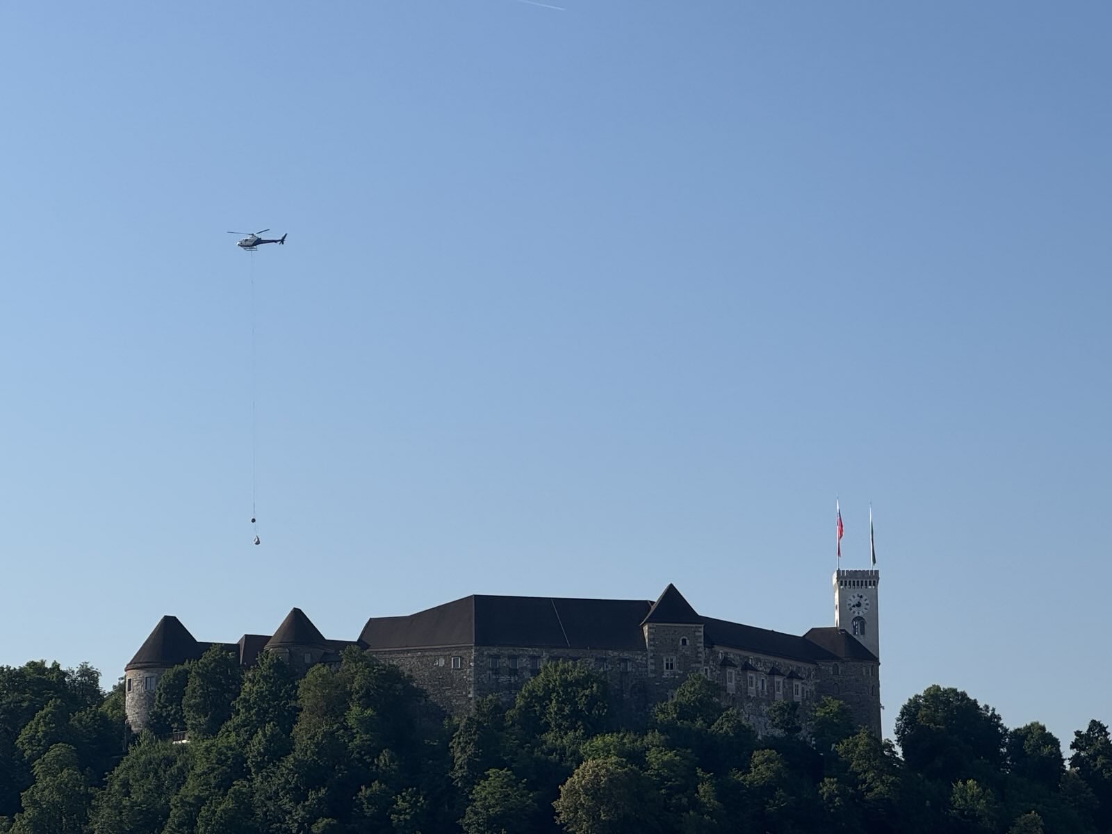 Helikopter nad ljubljanskim gradom