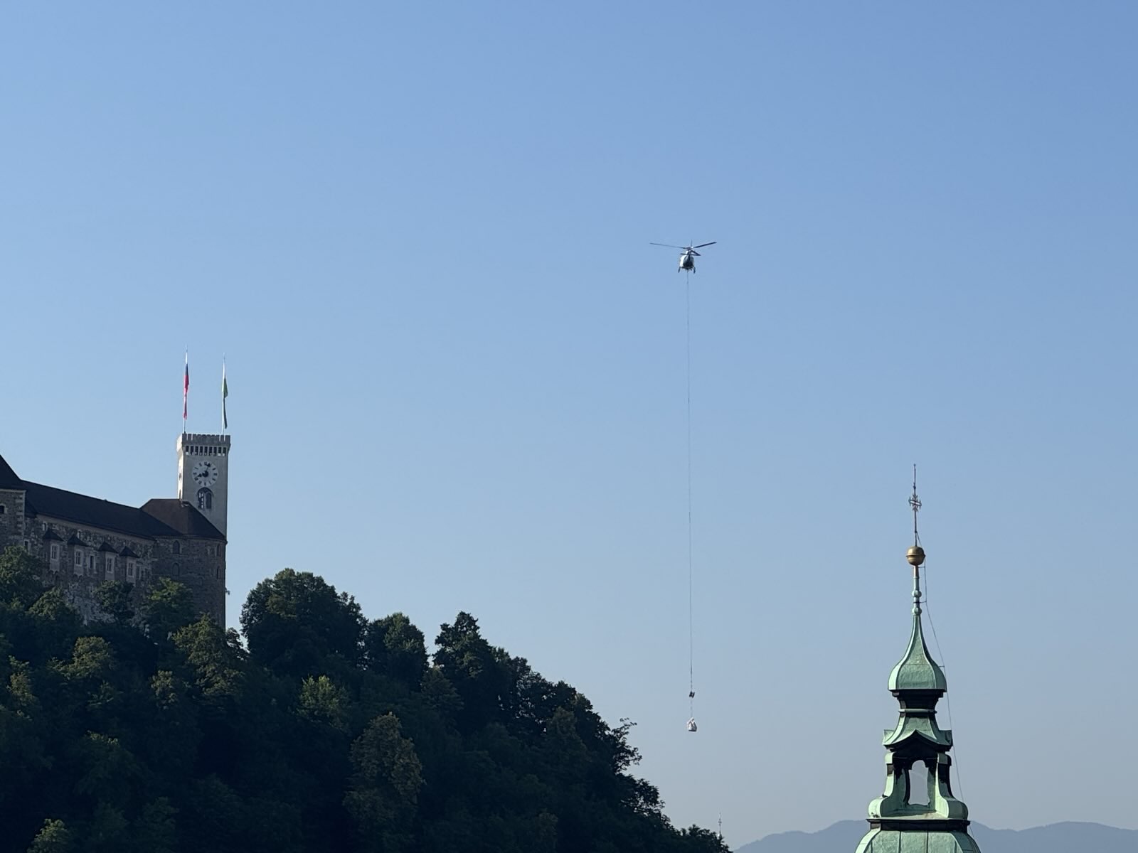 Helikopter nad ljubljanskim gradom