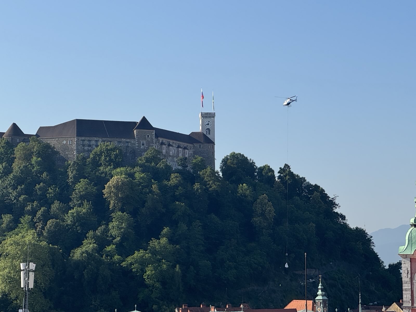 Helikopter nad ljubljanskim gradom