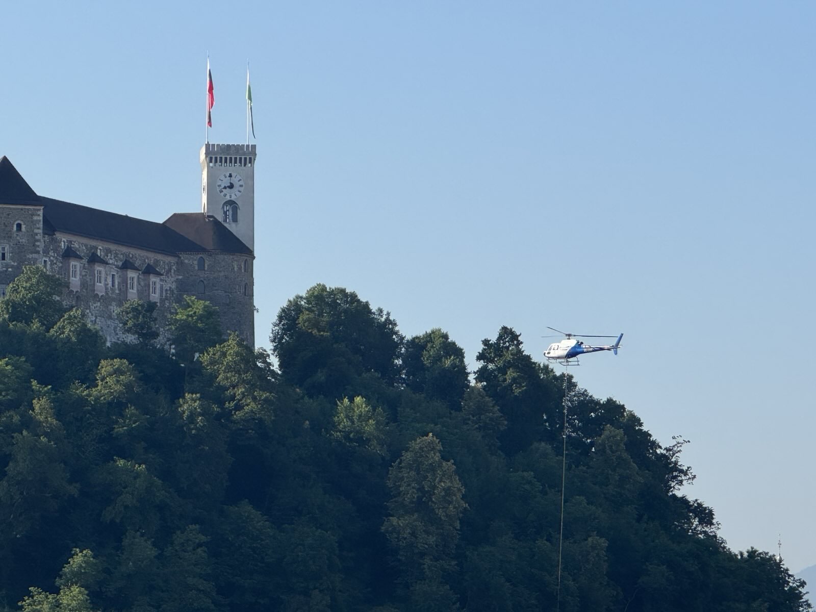 Helikopter nad ljubljanskim gradom