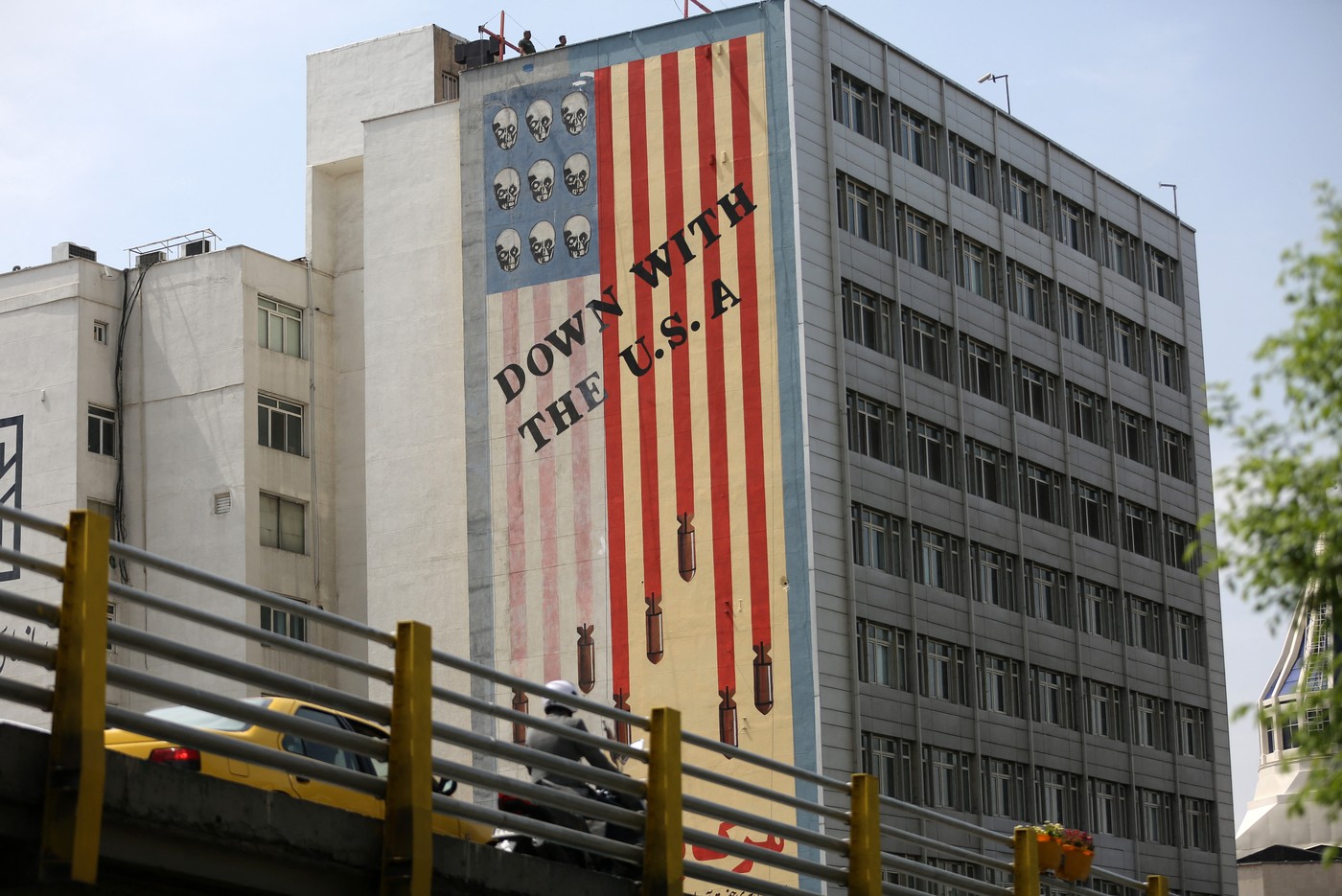 Protiameriški mural v Teheranu