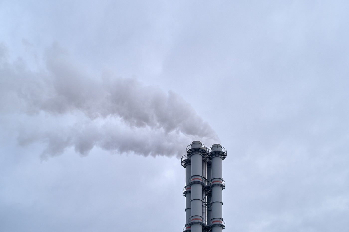 Kadeči se industrijski dimnik