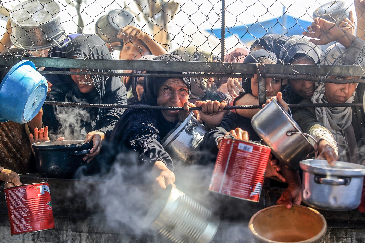 Lačni palestinci v Gazi čakajo na hrano