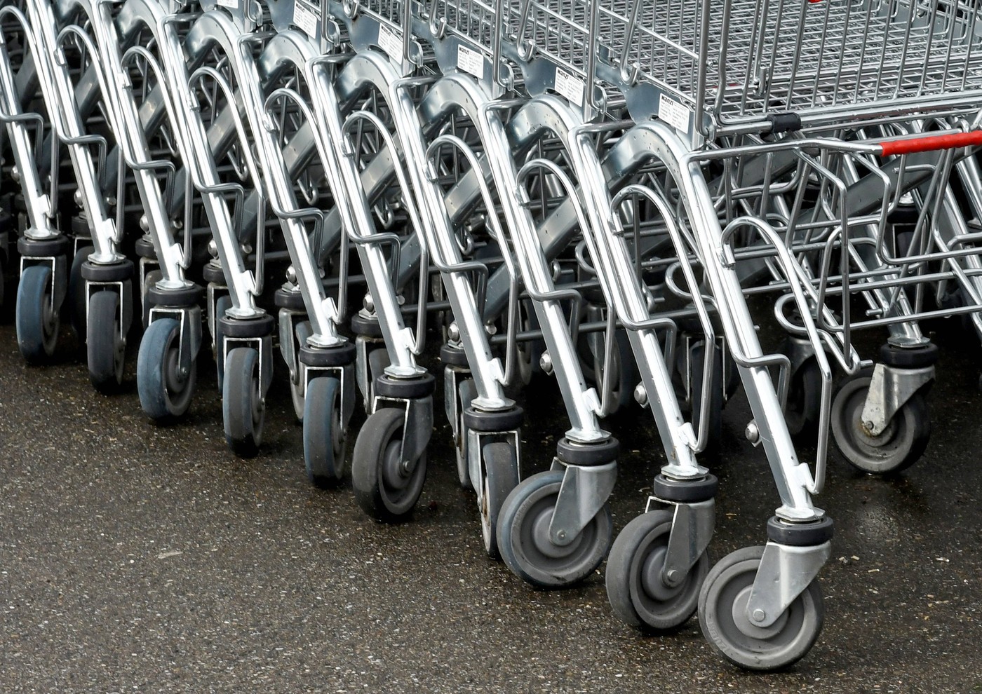 Nakupovalni vozički pred trgovino