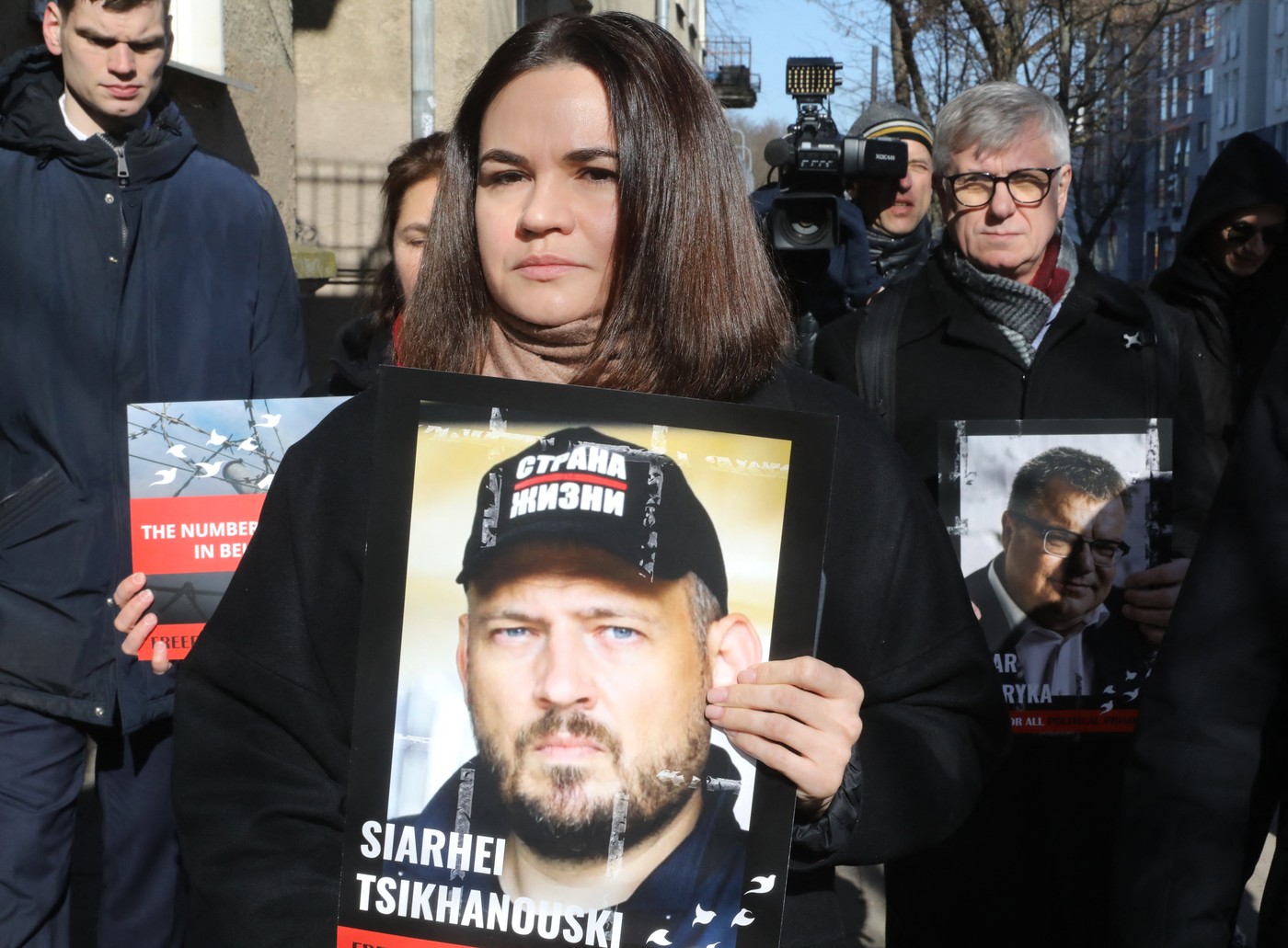 Svetlana Tihanovska s fotografijo moža Sergeja