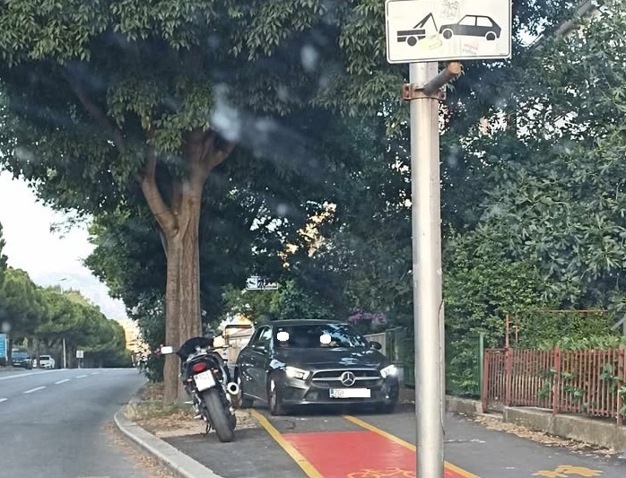 Parkiran avto na pločniku v Splitu