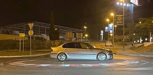 Avto na sredini krožišča v Splitu