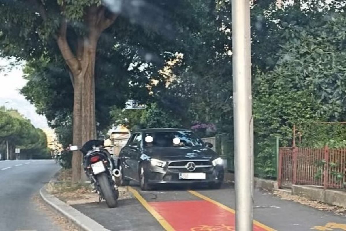 Nepravilno parkiran avto v Splitu