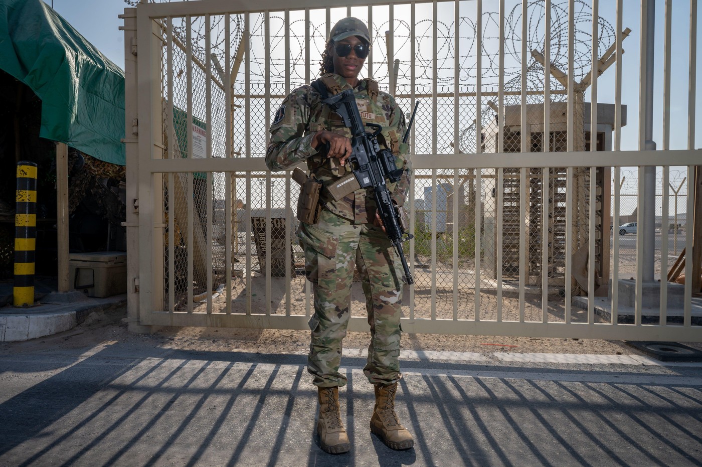 Ameriška vojakinja pred letalsko bazo Al Udeid v Katarju