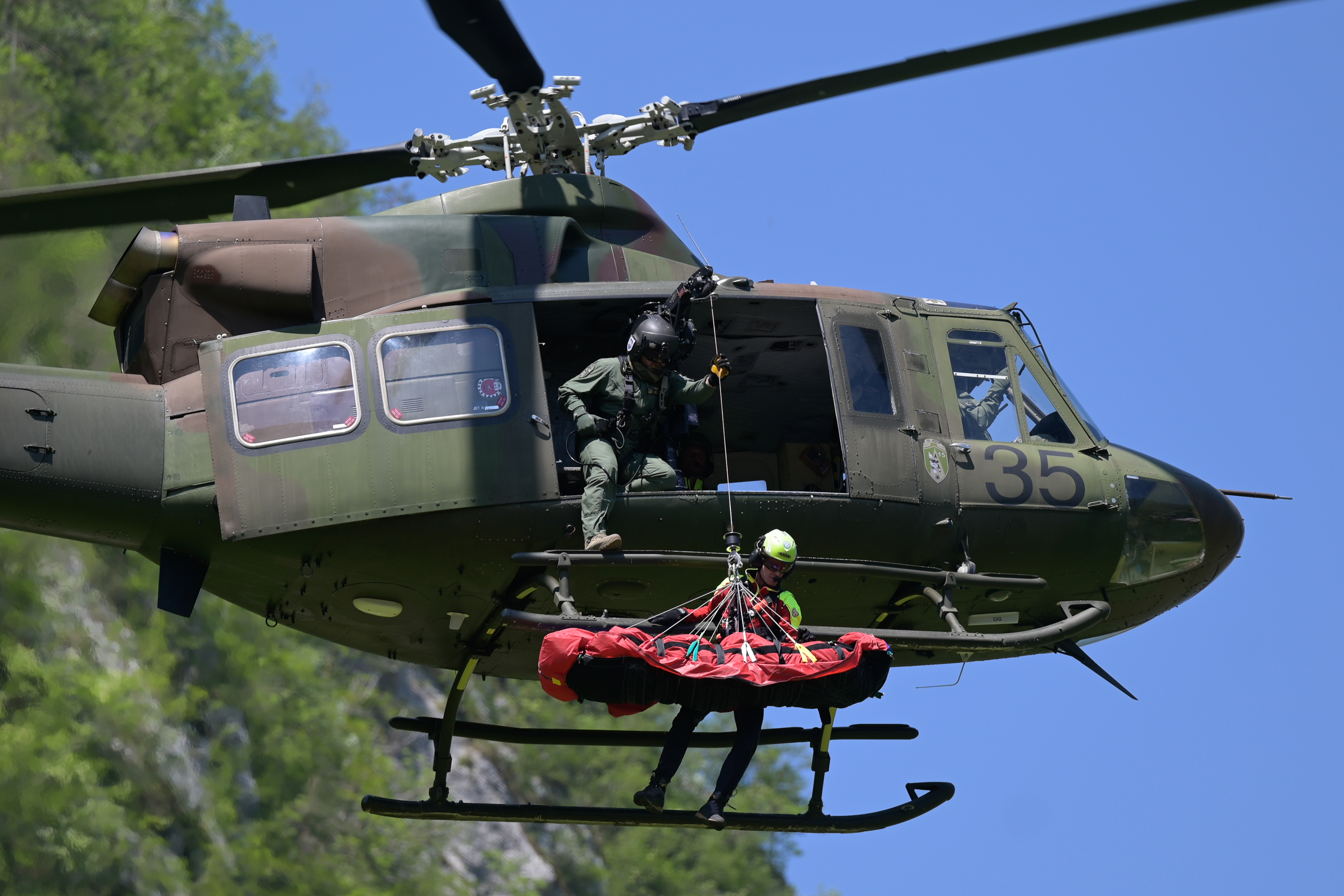 Vojaški helikopter med vajo reševanja