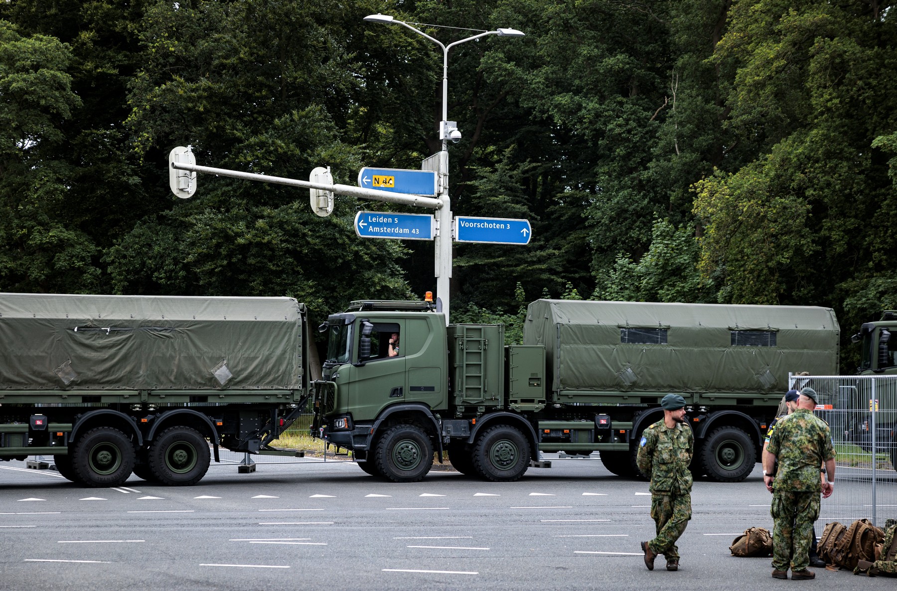 Vojaška oprema ob robu vrha Nata v Haagu