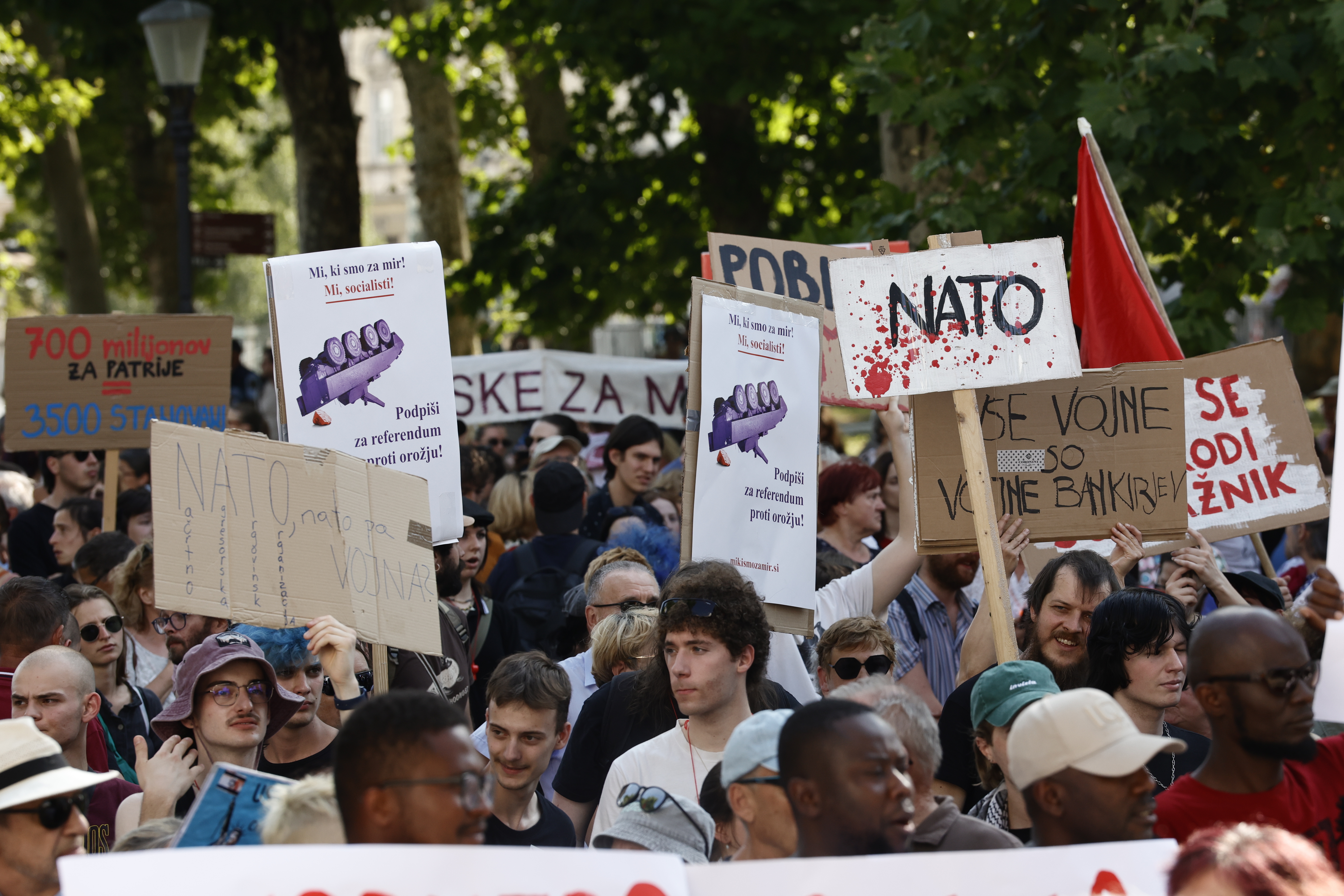 V Ljubljani in Kopru sta potekala protesta proti oboroževanju, militarizaciji in NATO paktu