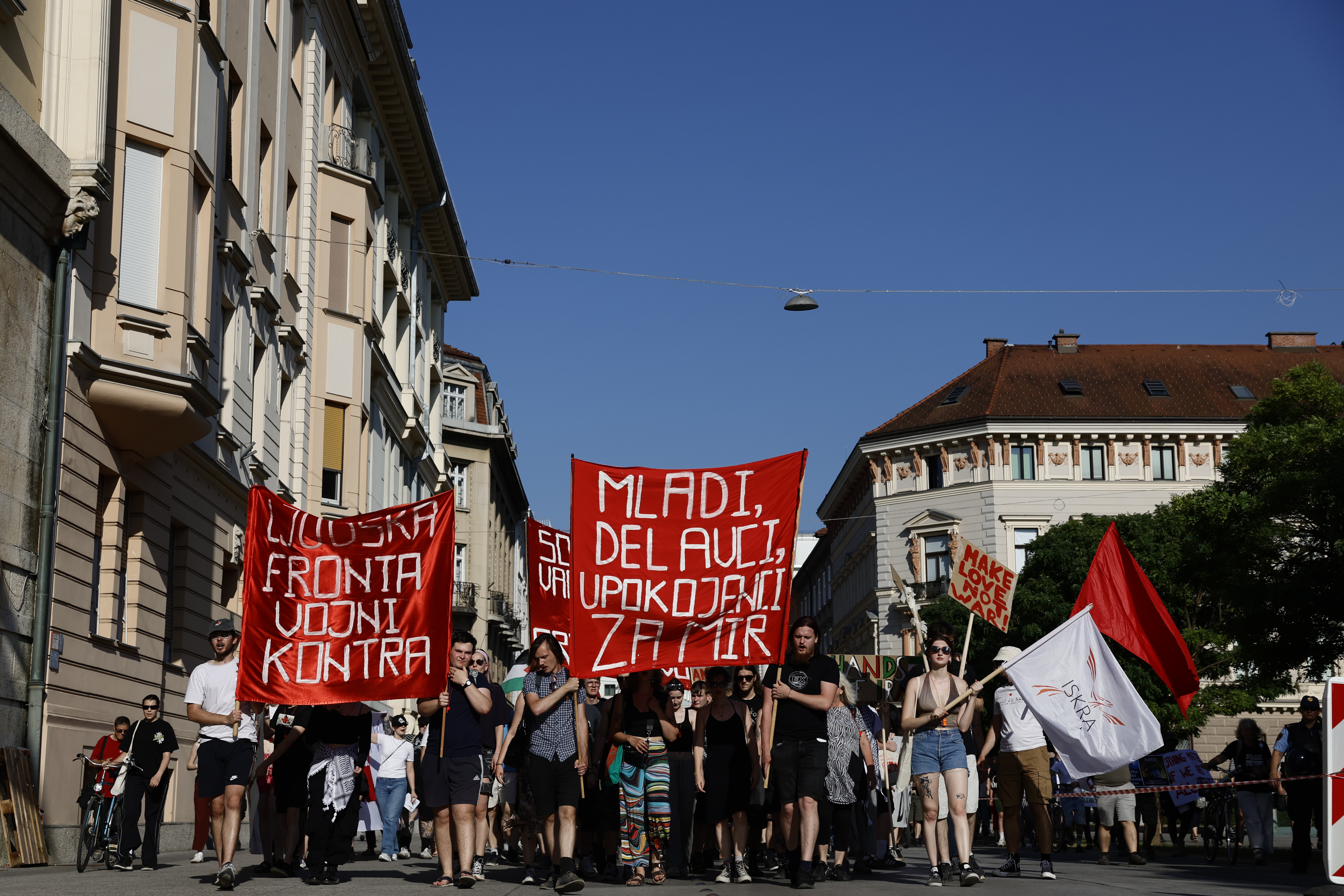 V Ljubljani in Kopru sta potekala protesta proti oboroževanju, militarizaciji in NATO paktu