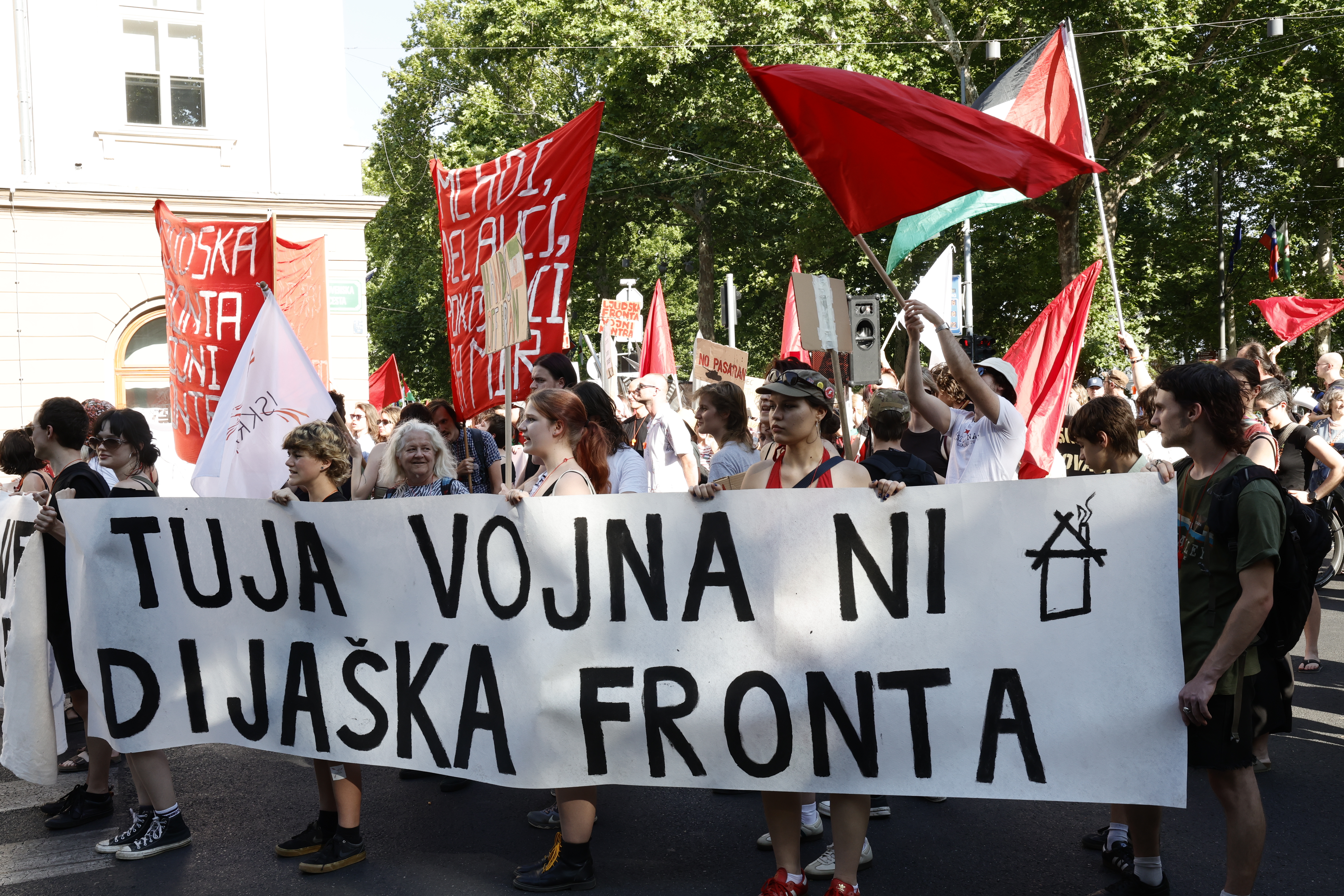 V Ljubljani in Kopru sta potekala protesta proti oboroževanju, militarizaciji in NATO paktu