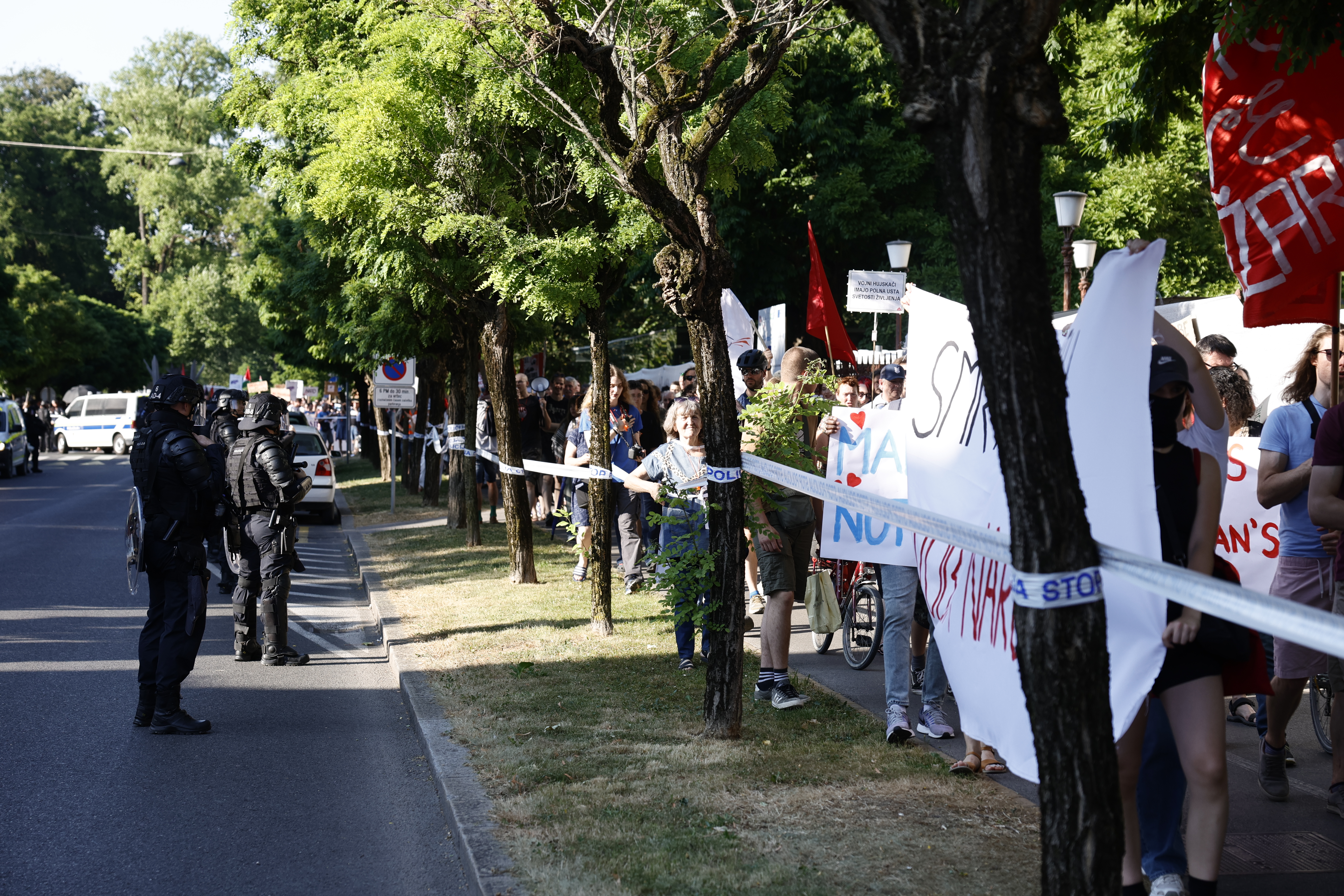V Ljubljani in Kopru sta potekala protesta proti oboroževanju, militarizaciji in NATO paktu