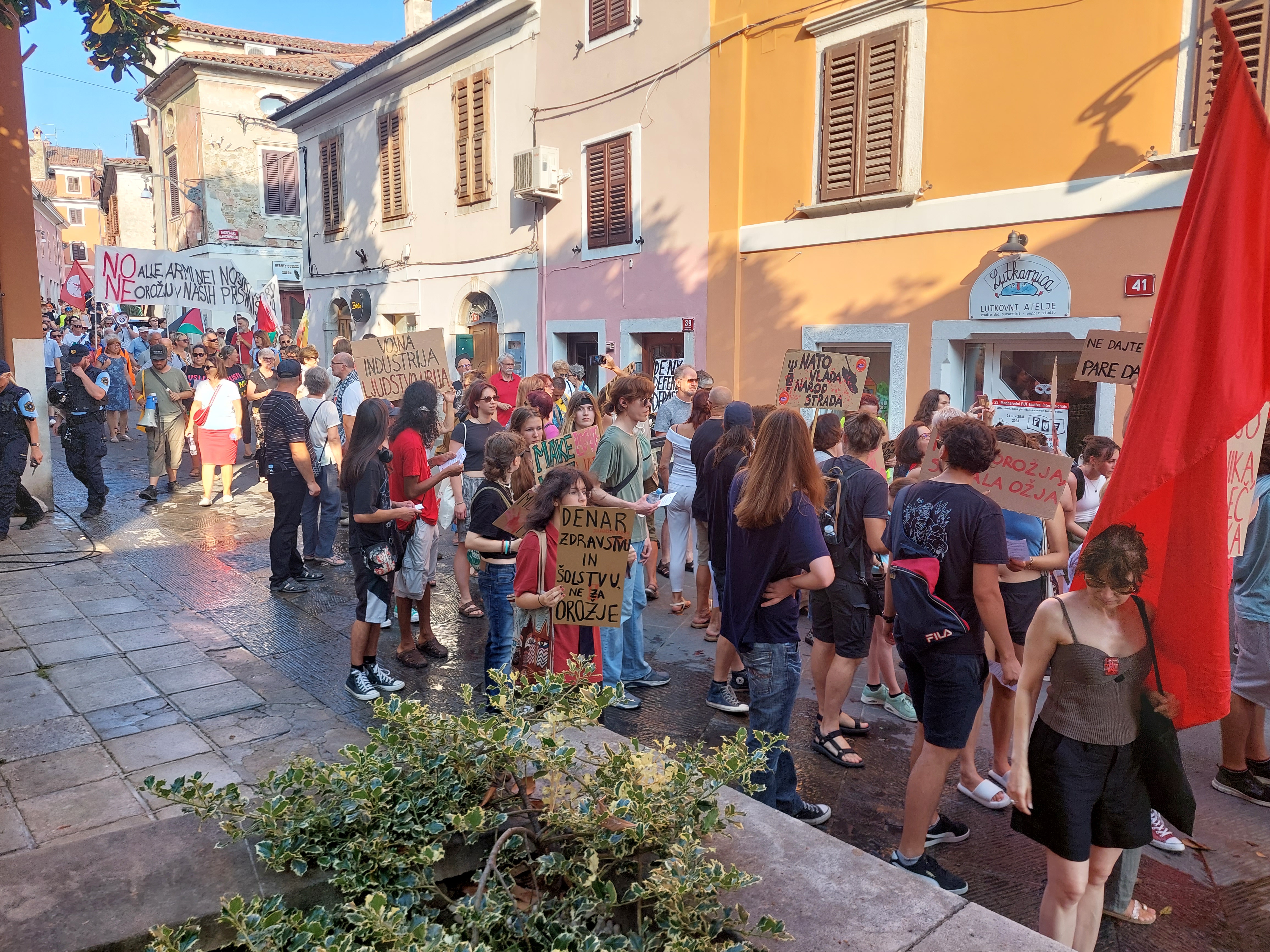 V Ljubljani in Kopru sta potekala protesta proti oboroževanju, militarizaciji in NATO paktu