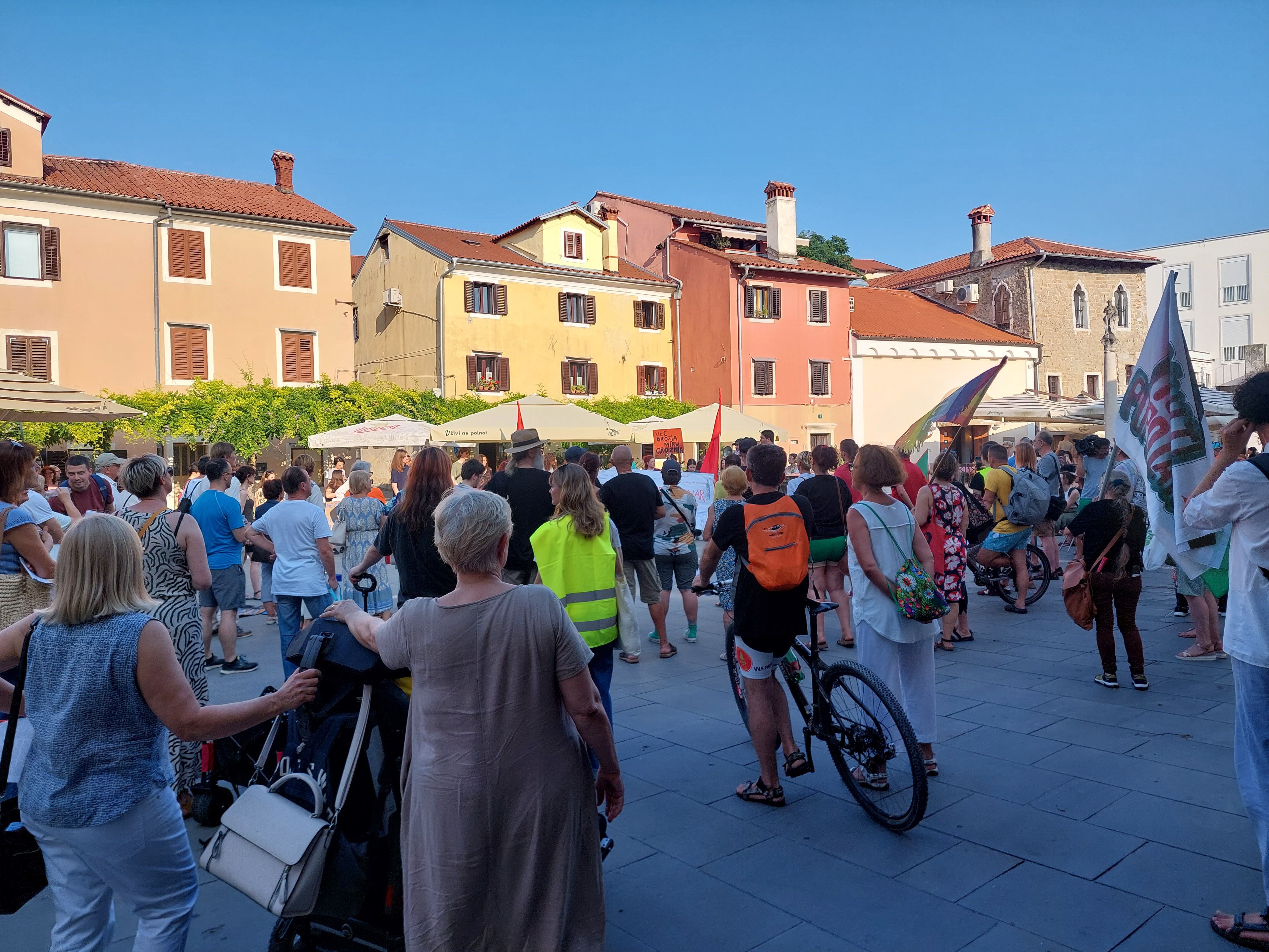 V Ljubljani in Kopru sta potekala protesta proti oboroževanju, militarizaciji in NATO paktu