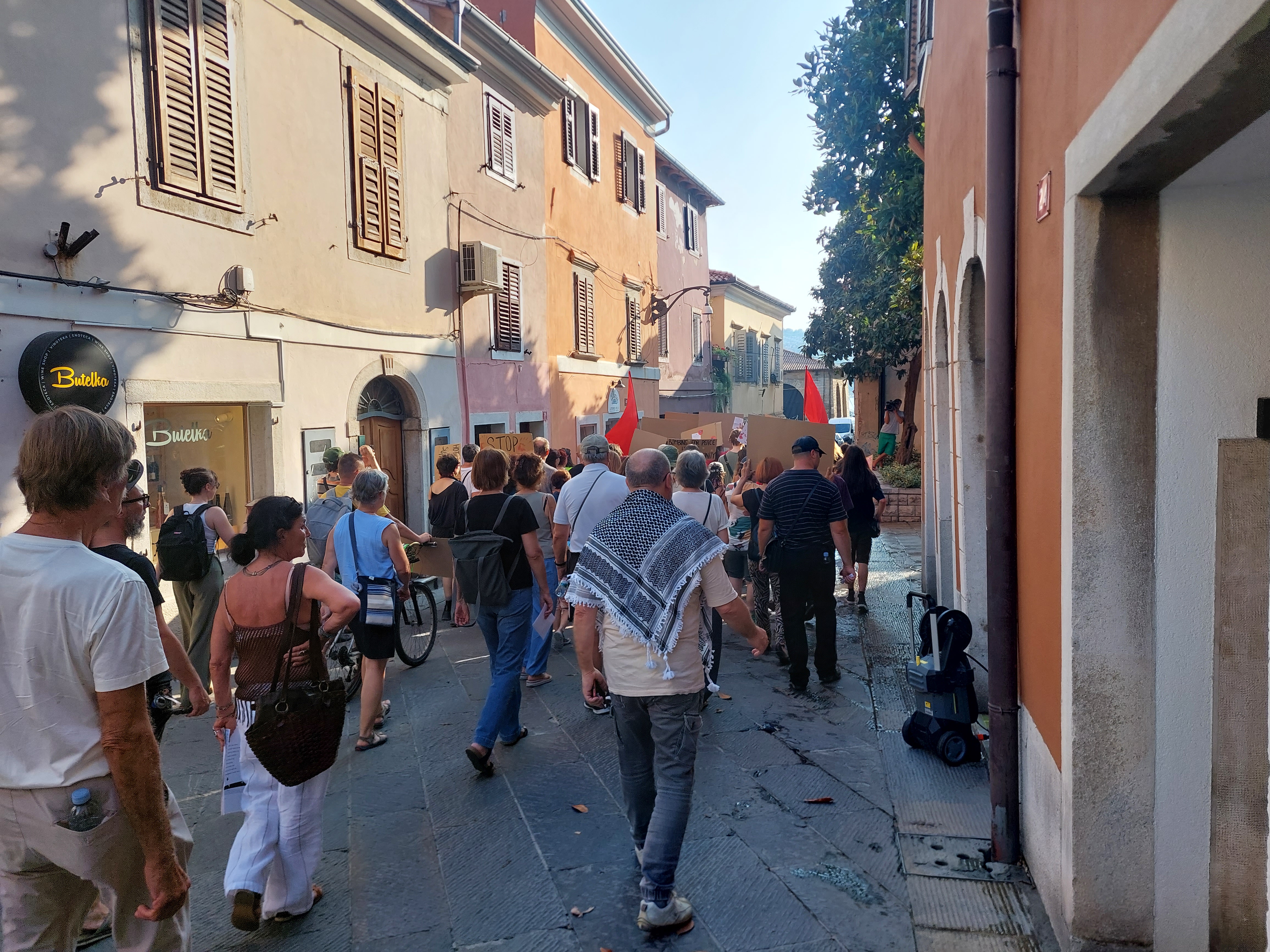 V Ljubljani in Kopru sta potekala protesta proti oboroževanju, militarizaciji in NATO paktu