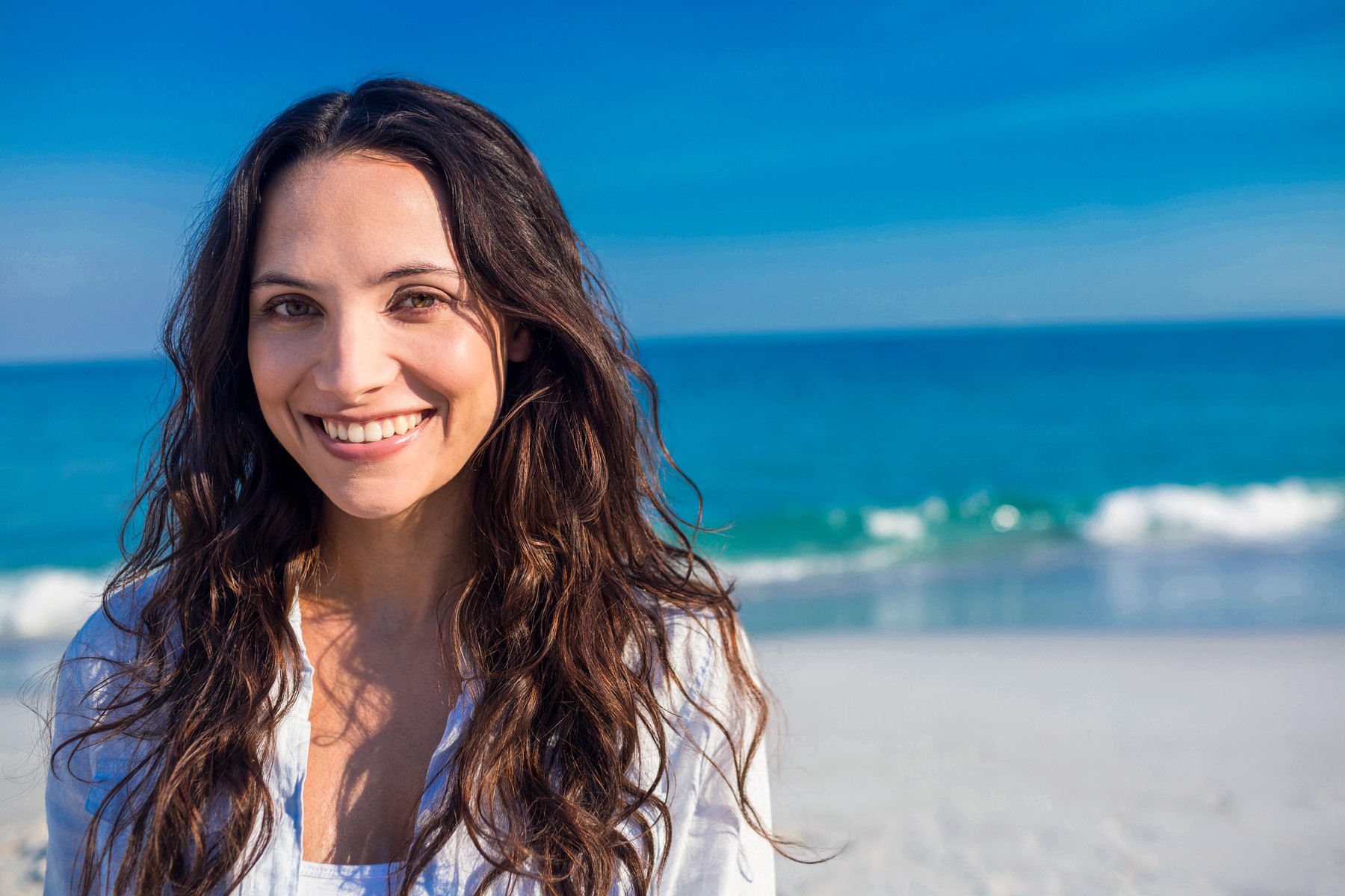 srečna ženska na plaži