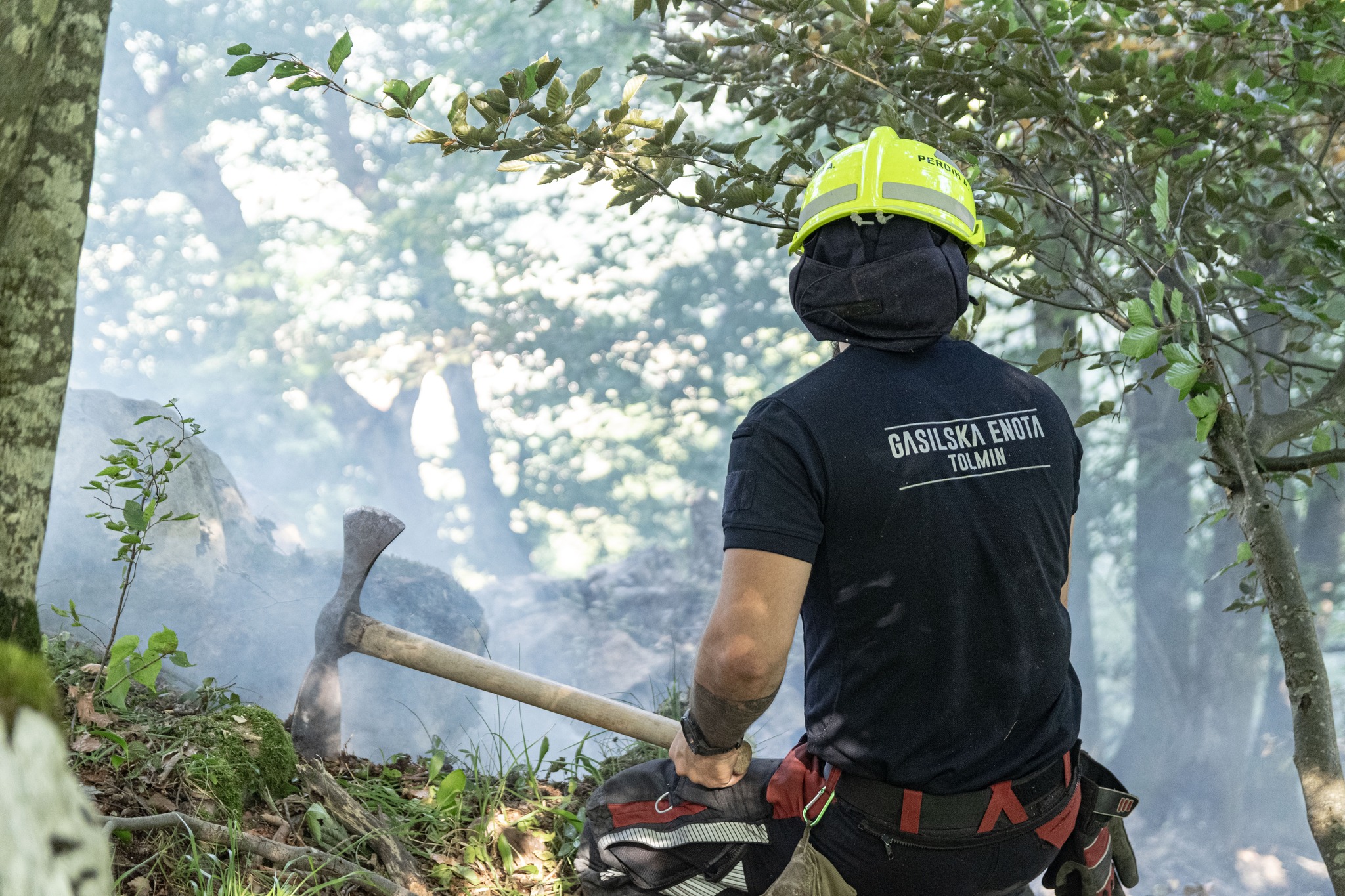 Tolminski gasilci gasijo podtalni požar na Žabijskem vrhu