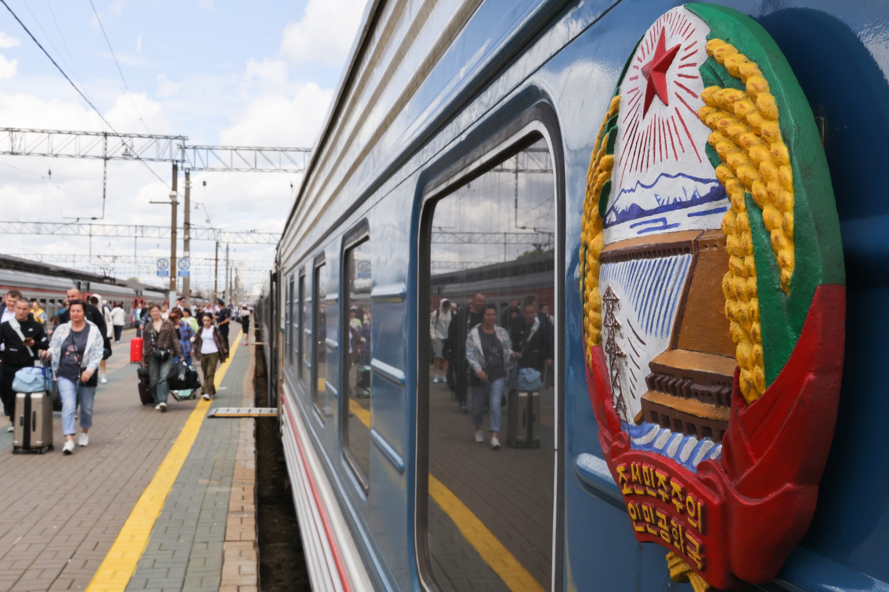 Na moskovsko železniško postajo Jaroslavski je v sredo prvič po petih letih prispel vlak z vagonom iz Pjongjanga