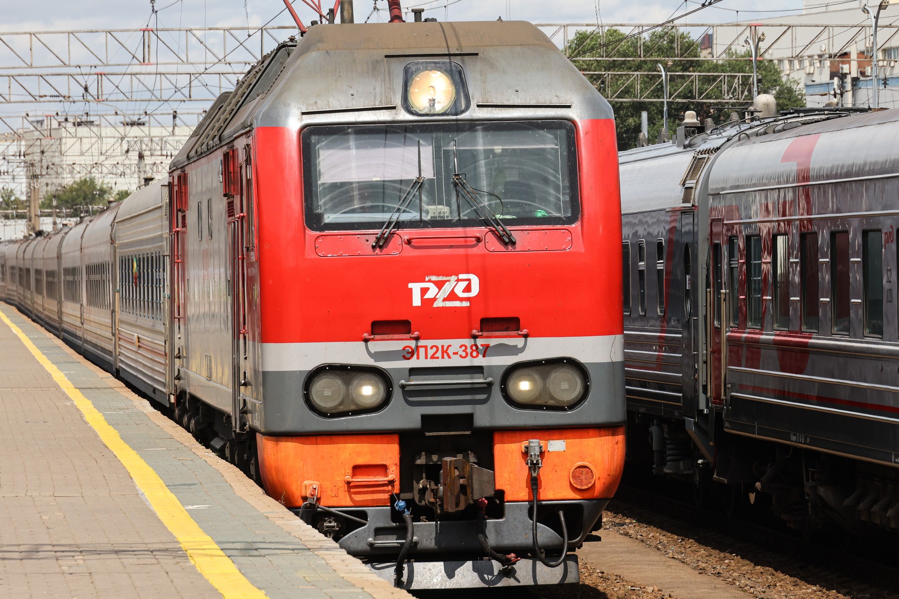 Na moskovsko železniško postajo Jaroslavski je v sredo prvič po petih letih prispel vlak z vagonom iz Pjongjanga