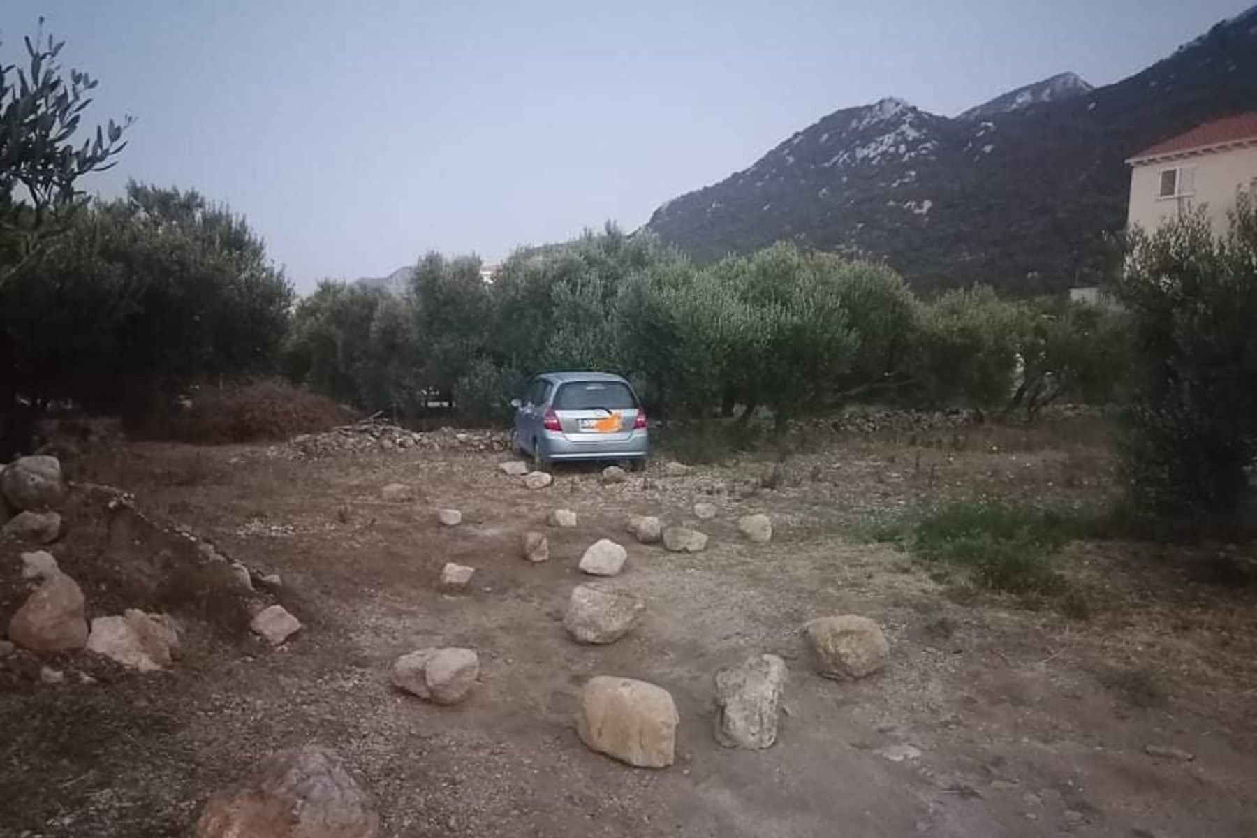 Voznik avtomobila je vozilo parkiral na tujem zemljišču