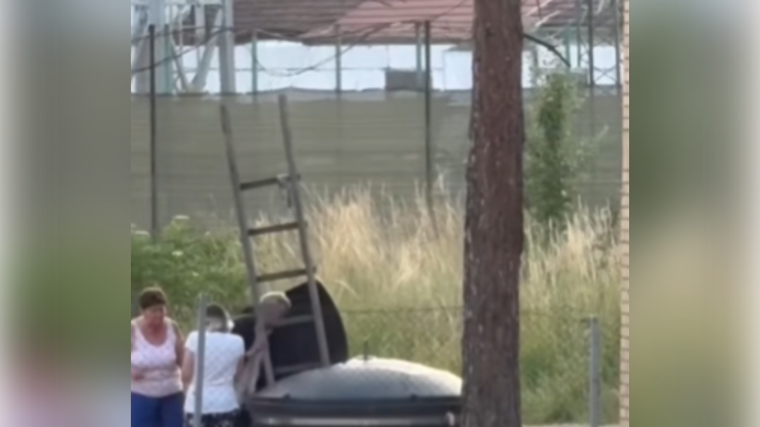 S pomočjo lestve se je spustil v podzemno zbiralnico odpadkov