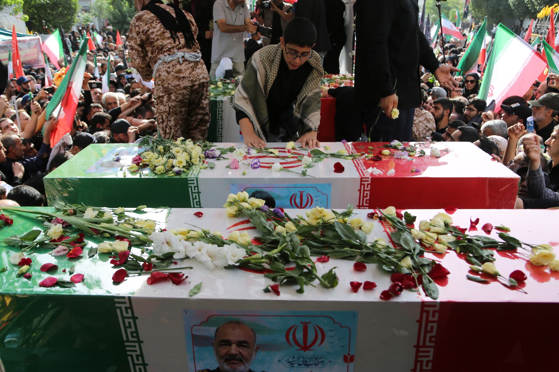 V Iranu poteka pogreb vojaških poveljnikov in jedrskih znanstvenikov