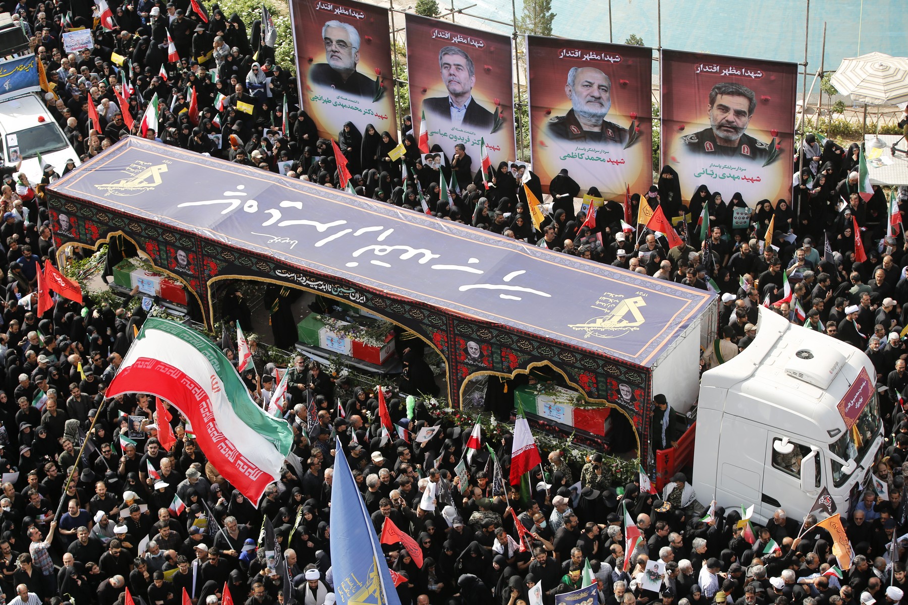 V Iranu poteka pogreb vojaških poveljnikov in jedrskih znanstvenikov