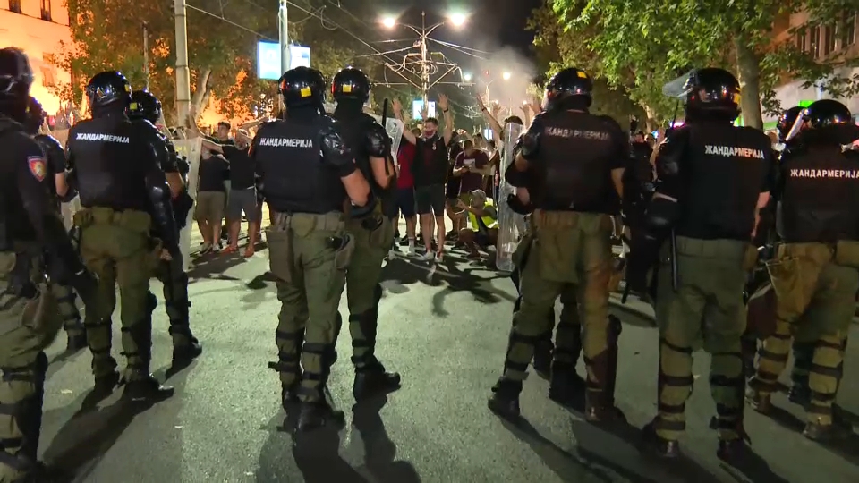 Policisti, ki varujejo ulice Beograda in mirni protestniki