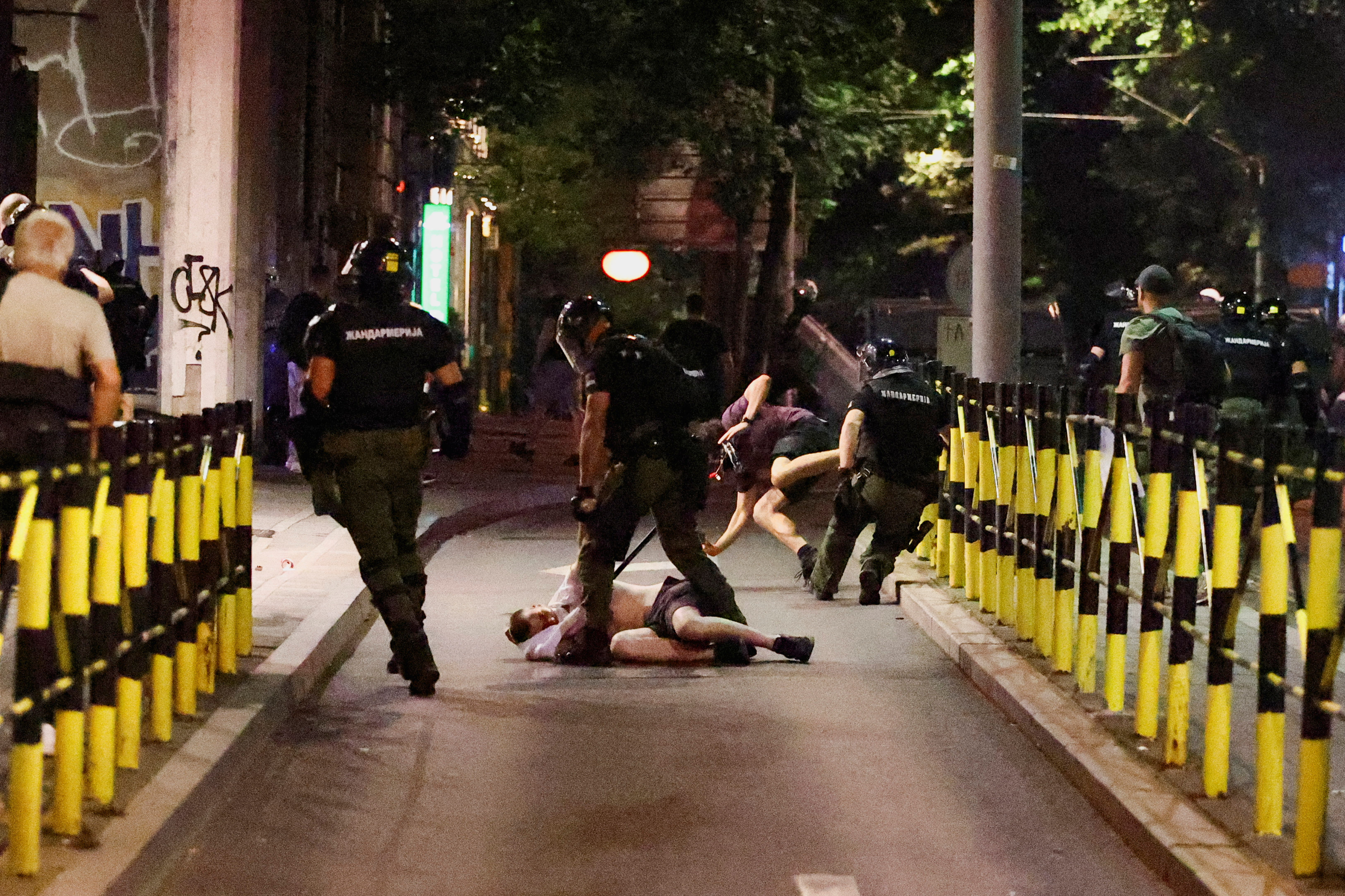 Policija in protestniki v Beogradu