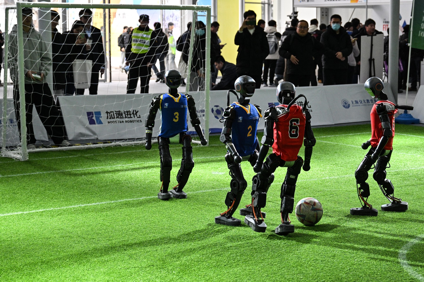Humanoidni roboti igrajo nogomet