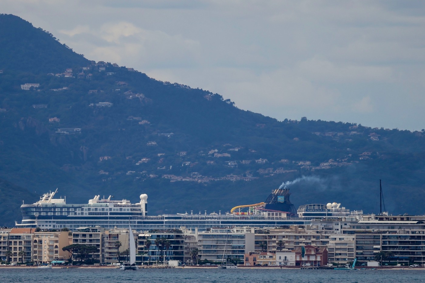 Križarka ob obali Nice in Cannesa