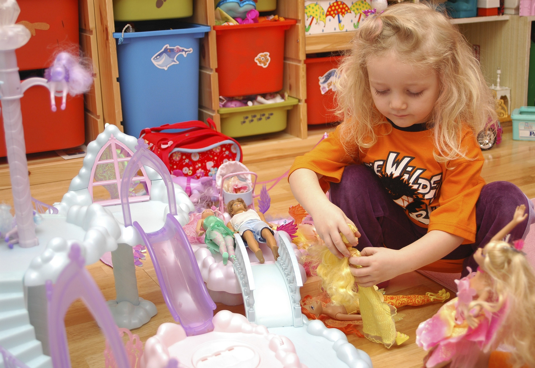 deklica se igra z Barbiko PROFIEMEDIA