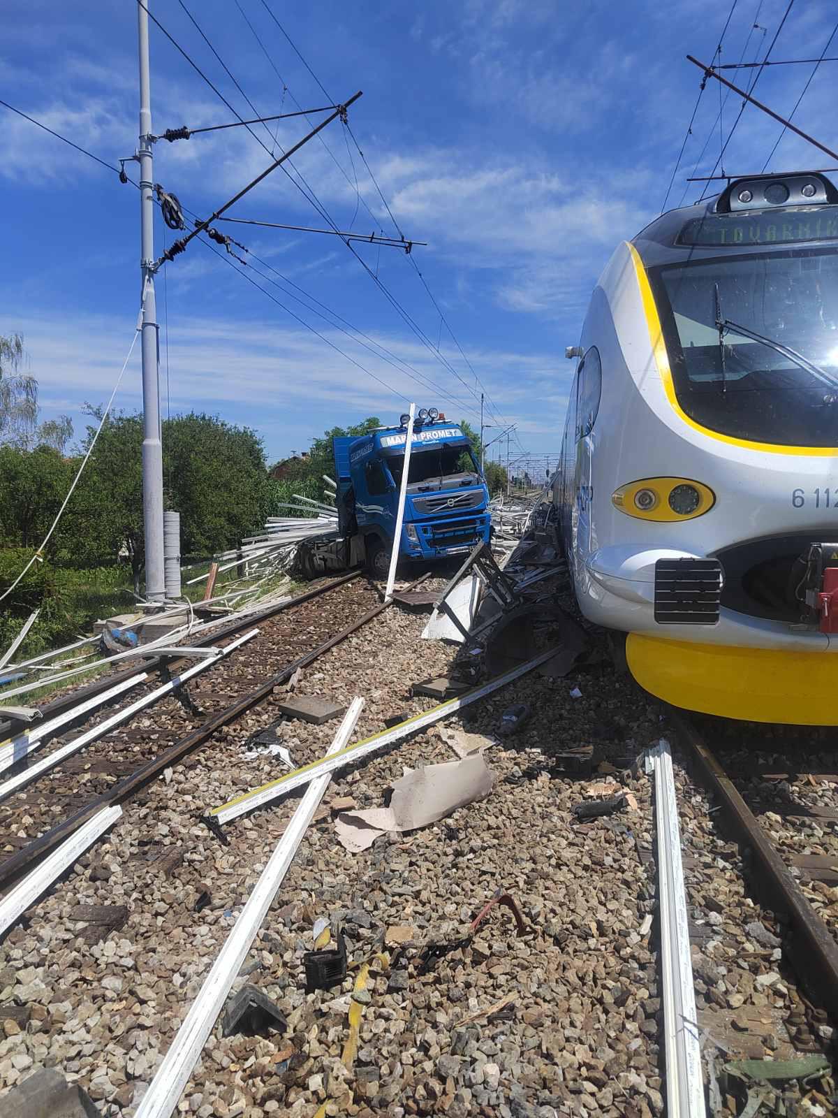 Nesreča vlaka in tovornjaka v Slavoniji