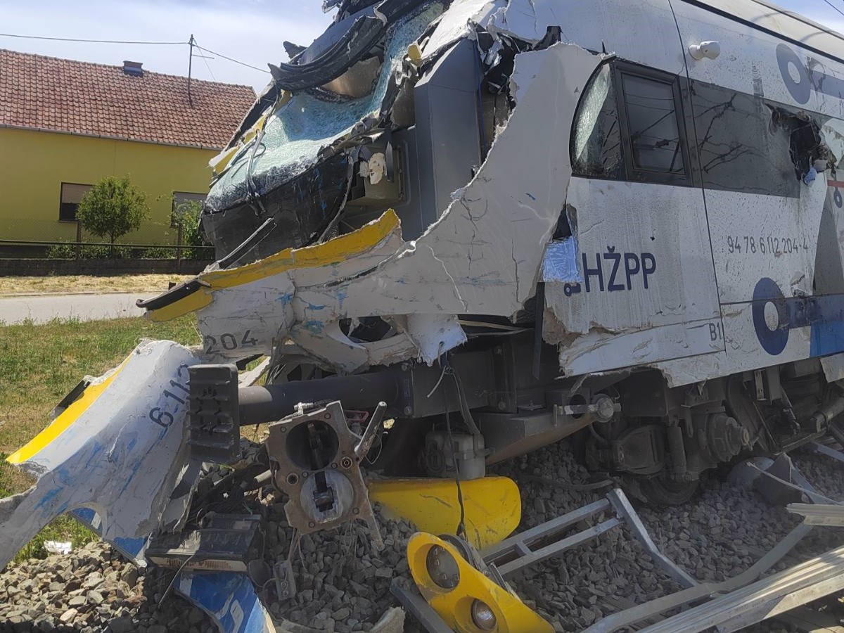 Nesreča vlaka in tovornjaka v Slavoniji