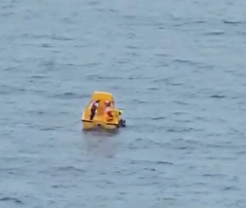 Reševalna akcija očeta in njegove hčere, ki sta s križarke padla v morje.